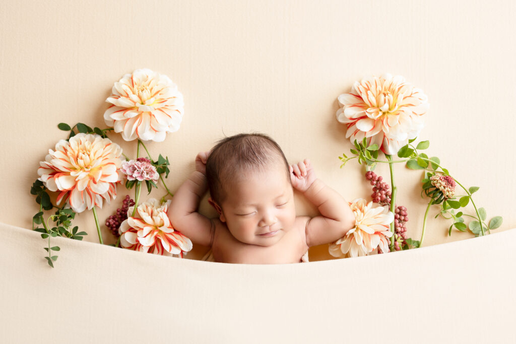 nanahoshi photography ニューボーンフォト　ダリアに囲まれた赤ちゃん　フラワーポケット　生花