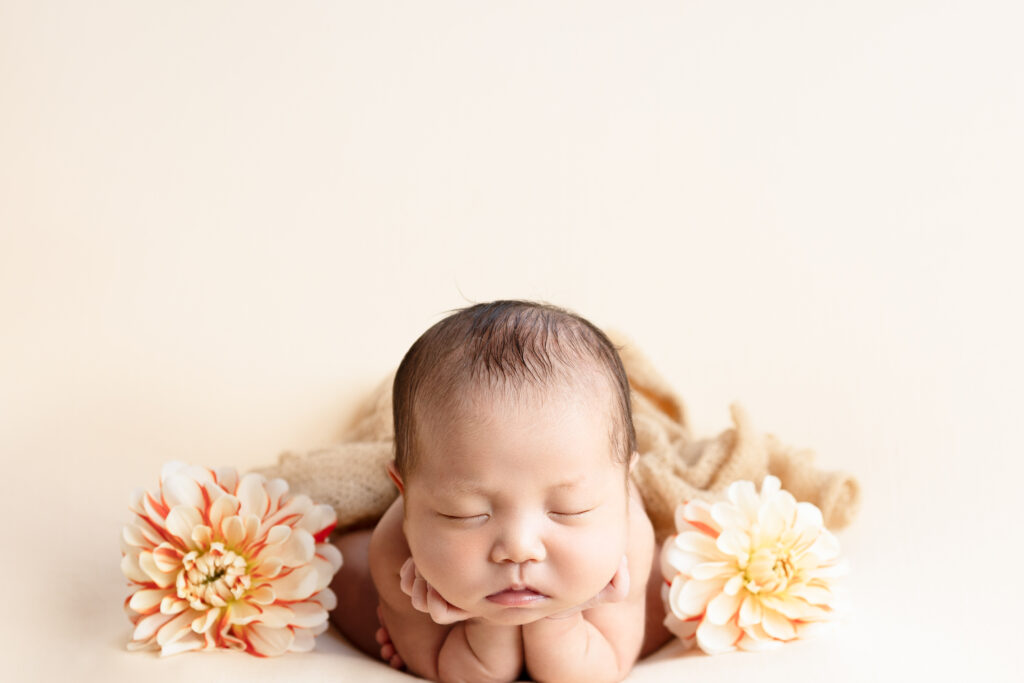 nanahoshi photography ニューボーンフォト　ダリアと頬杖ポーズの赤ちゃん　生花